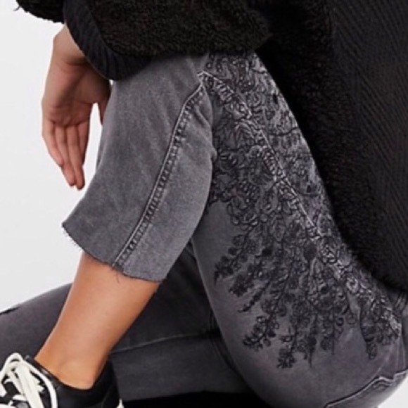 FREE PEOPLE We The Free OB737354 Embroidered Girlfriend Jeans Size 29 - Picture 3 of 16